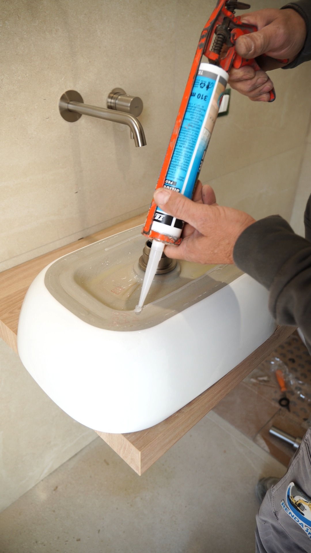 Work in progress - montaggio sanitari bagno 🛠️ 🚿
Passo dopo